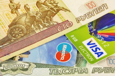 Visa ve Master Card parçası banka kartları ve Rus bölgelerinde ovmak