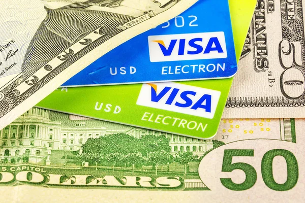 Kreditkarten-Visa und Dollarscheine — Stockfoto