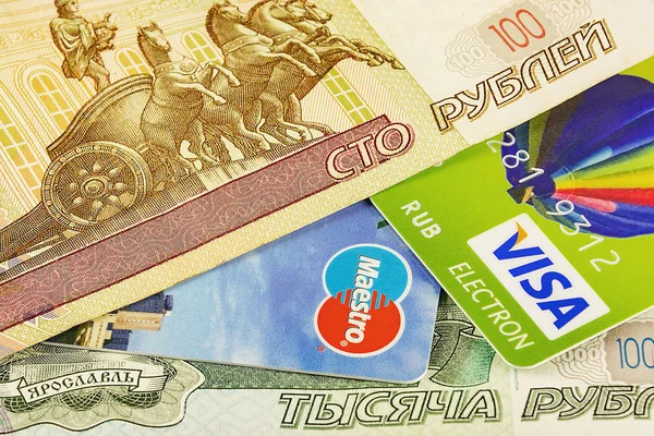 Visa ve Master Card parçası banka kartları ve Rus bölgelerinde ovmak