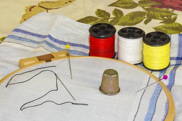 仕立て屋のピン、針で刺繍フレームの素材 — ストック写真