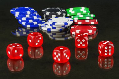 Casino fişi ve poker oynamak için dices ayna yüzeyinde vardır