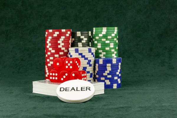 Een set van accessoires voor poker op groene doek — Stockfoto