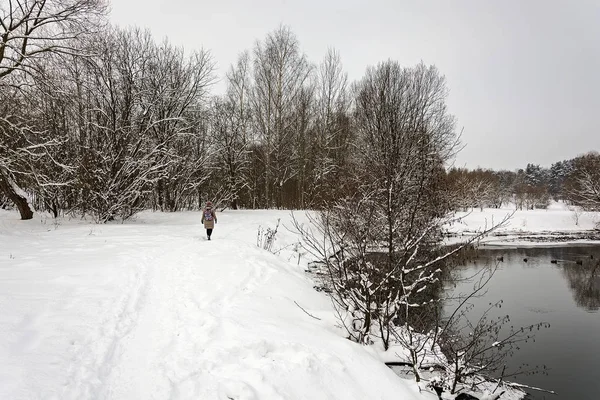 En la orilla del río de invierno es una mujer soltera —  Fotos de Stock