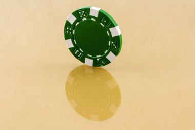Yansıtıcı yüzeyi üzerinde bir kenar yeşil casino çip değer