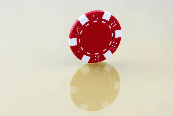 Rode casino chip is de moeite waard een rand op het reflecterende oppervlak — Stockfoto
