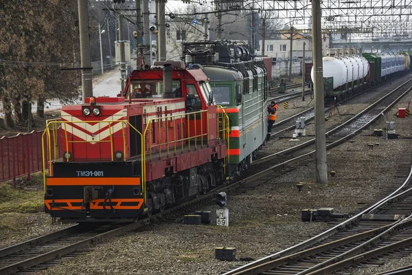 Locomotive diesel de manœuvre sur la gare de triage — Photo