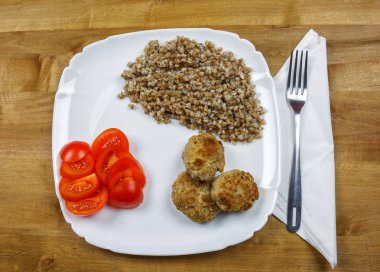 Buğday lapası et pirzola ve kırmızı domates ile