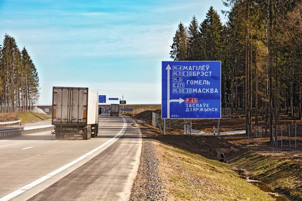 Señal de tráfico que indica direcciones en la carretera — Foto de Stock