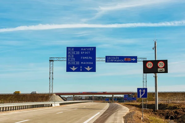 Señales de tráfico en los intercambios de carreteras en la autopista — Foto de Stock