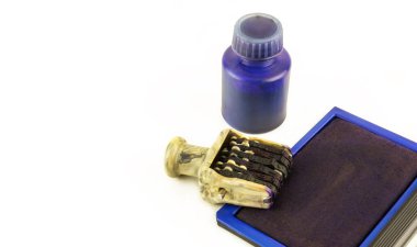 Beyaz bir arka plan bir ileti örneği numaratör, mürekkep pad ve bir mürekkep