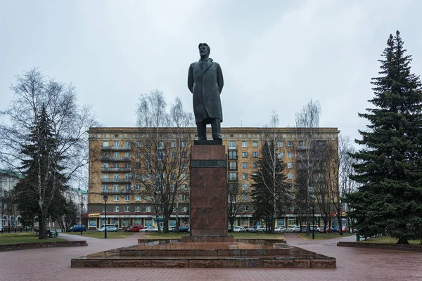 Denkmal für den russischen Revolutionär kalinun in der Stadt o — Stockfoto