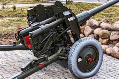 Topçu tanksavar 85 mm silah D-44 resmi parçası