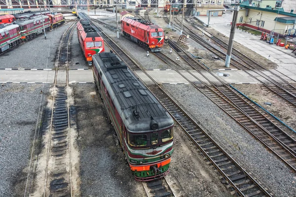 Diesellokomotiver TEP60-0749 og TEP 70 BS i lokomotivet de – stockfoto