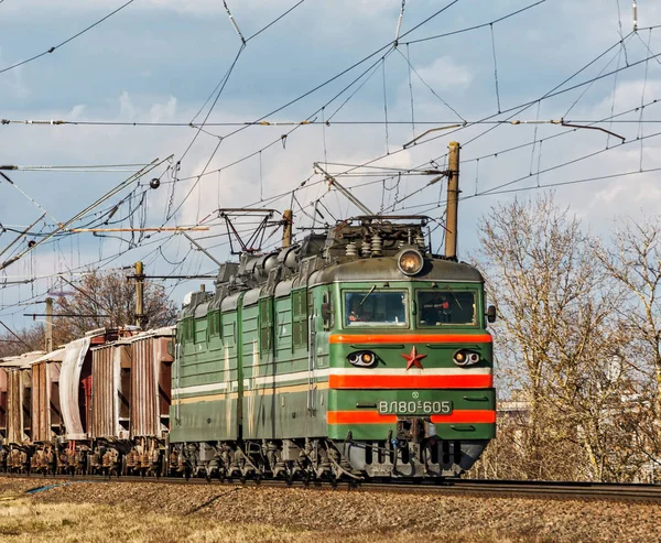 Związanego z produkcją lokomotyw, które Vl80-605 ciągnie wagony towarowego tr — Zdjęcie stockowe
