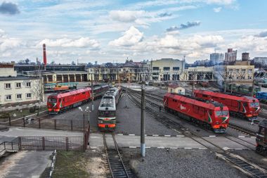 Demiryolu lokomotif deposunda dizel lokomotifler
