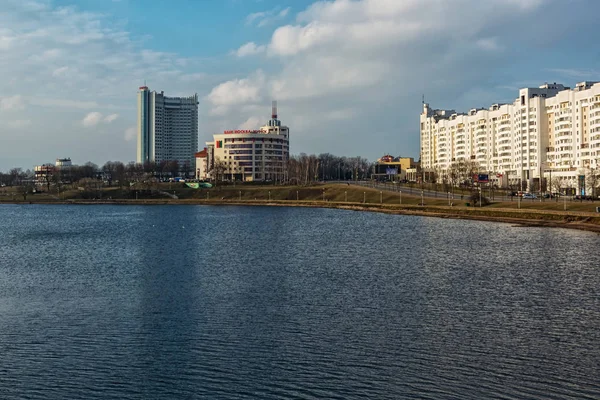 Binanın Bankası Moskova-Minsk ve otel Bela görünümünü — Stok fotoğraf