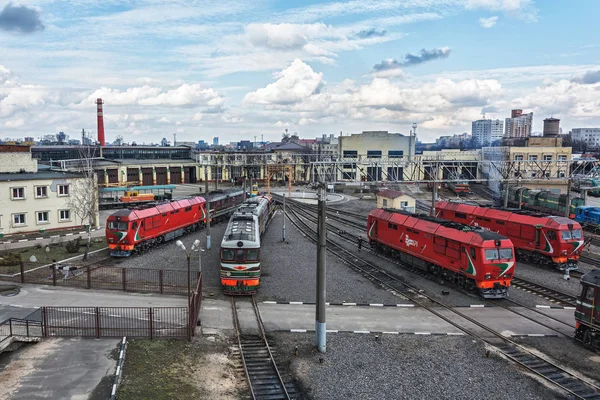 Diesellokomotiver i jernbanens lokomotivdepot – stockfoto