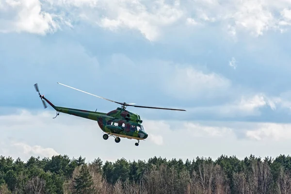 O helicóptero MI-2 faz um sobrevoo de controle da floresta bel — Fotografia de Stock