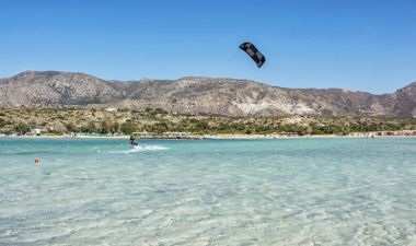Su slaytlar atlet kitesurfer yüzeyinde