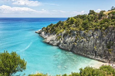Bay kükürt ile Zakynt Adası kumsalda Xigia kaynakları