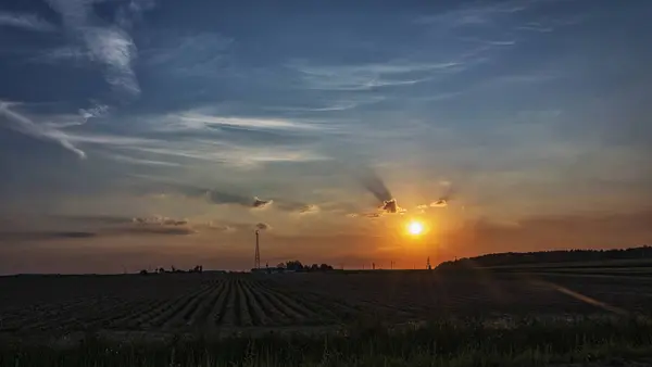 Paysage nocturne. Coucher de soleil sur le terrain — Photo