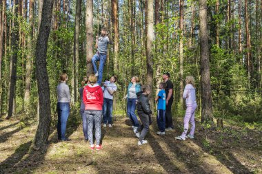 Sigorta ile sıkı bir ip üzerinde yürümek bir adam trenler