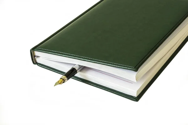 閉じた日記から白いバックの万年筆を見ることができます。 — ストック写真