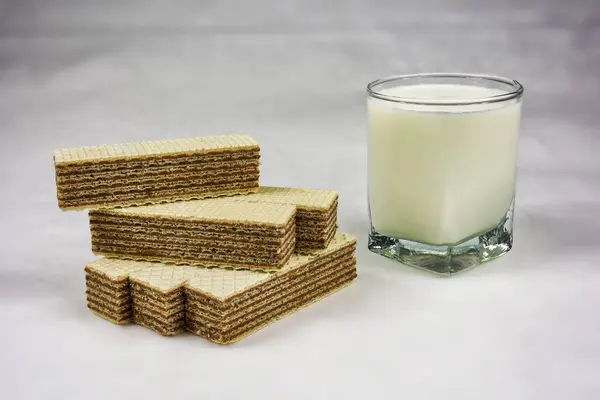 Un vaso de yogur y obleas con relleno de chocolate — Foto de Stock