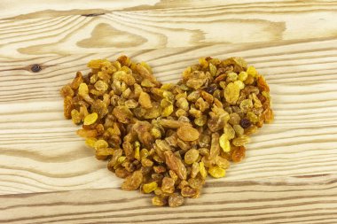 Sarı kuru üzüm bir ahşap s kalp şeklinde dışarı atılır