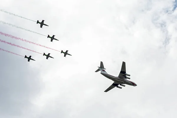 L-39 飛行機と一緒に伴われる Il 76 — ストック写真