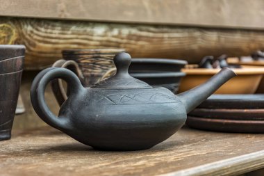 Seramik el yapımı çanak çömlek üzerinde ahşap tablodur