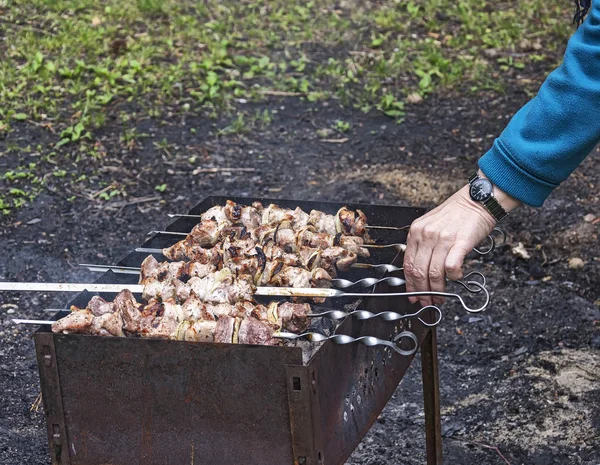 Preparação de carne suculenta shish kebab em uma saliva — Fotografia de Stock
