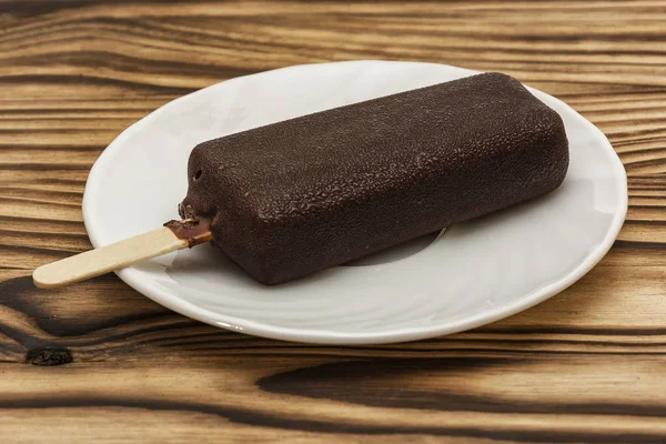 Çikolata sır dondurma bir tahta üzerinde bir daire ta yatıyor