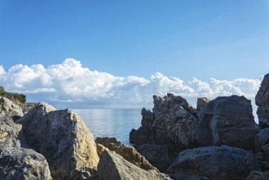 Bulut hori kıyı kaya oluşumları arka planı