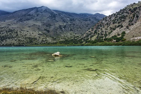 Прозрачная бирюзовая вода озера Курнас (Крит, Греция) ) — стоковое фото