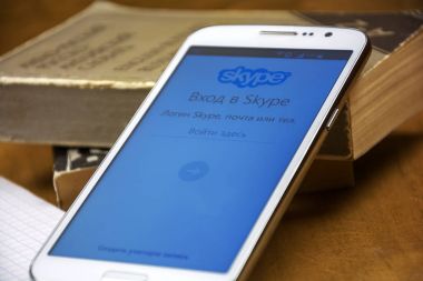 Smartphone ekranında Ücretsiz Skype uygulama girmek için sayfa görebilirsiniz