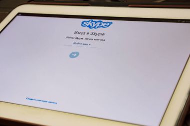 Ücretsiz Skype uygulama girmek için sayfa üstünde belgili tanımlık tablet perde açıldıktan