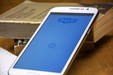 Ücretsiz Skype uygulama girmek için sayfa üstünde belgili tanımlık smartphone perde açıldıktan