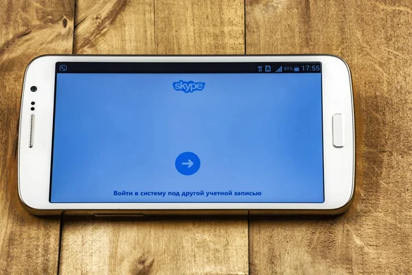 Le logo de l'application Skype est ouvert sur l'écran du smartphone — Photo