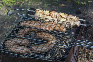 Sosis ızgara ve şiş kebap şişleri üzerine kavrulmuş 