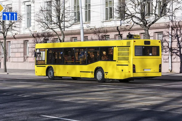 Bir güzergah üzerinde bir şehir sokak üzerinde yolcu otobüs gidiyor