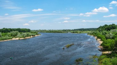 Nehir kıyısında ufuk ötesine akan ağaçları ile