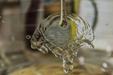 Su akışı saydam yüzey ve akışı d akar