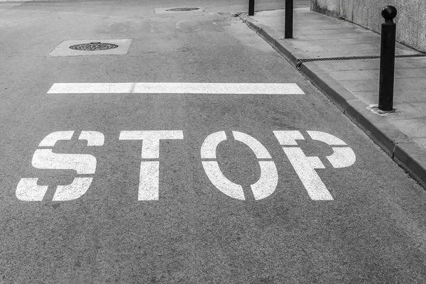 På körbanan av vägen finns en skylt ”Stop" — Stockfoto