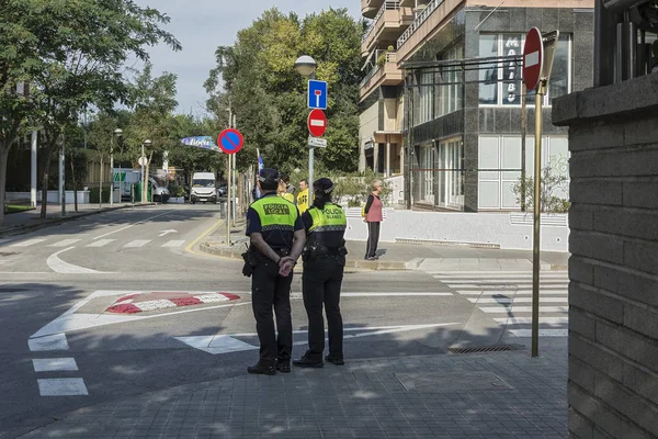 Dois policiais estão na encruzilhada de uma rua da cidade — Fotografia de Stock