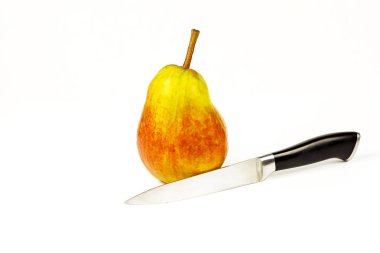 Büyük olgun armut ve beyaz bir arka plan üzerinde bıçak