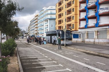 Bir şehir sokak (Blanes, İspanya bir otobüse binmeden yolcu)