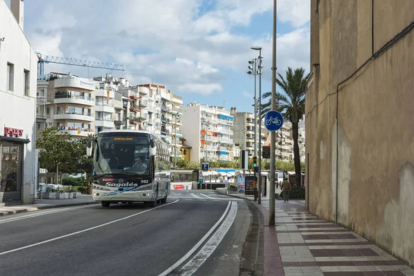 Autobús turístico a Barcelona en la calle Blanes (España) ) — Foto de Stock