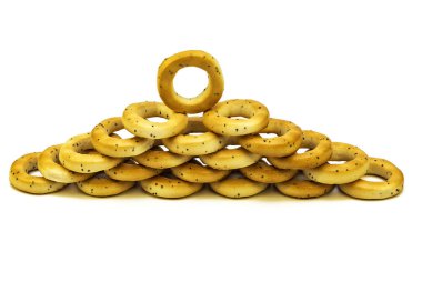 Haşhaş simit birbirinin üstüne beyaz bir arka plan üzerinde yığılmış