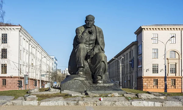 벨라루스어 작가 민스크 (벨로루시에에서 Yakub Kolos 기념비) — 스톡 사진